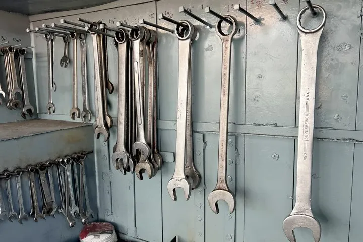 Servis atölyesinin duvarında asılı anahtar takımı